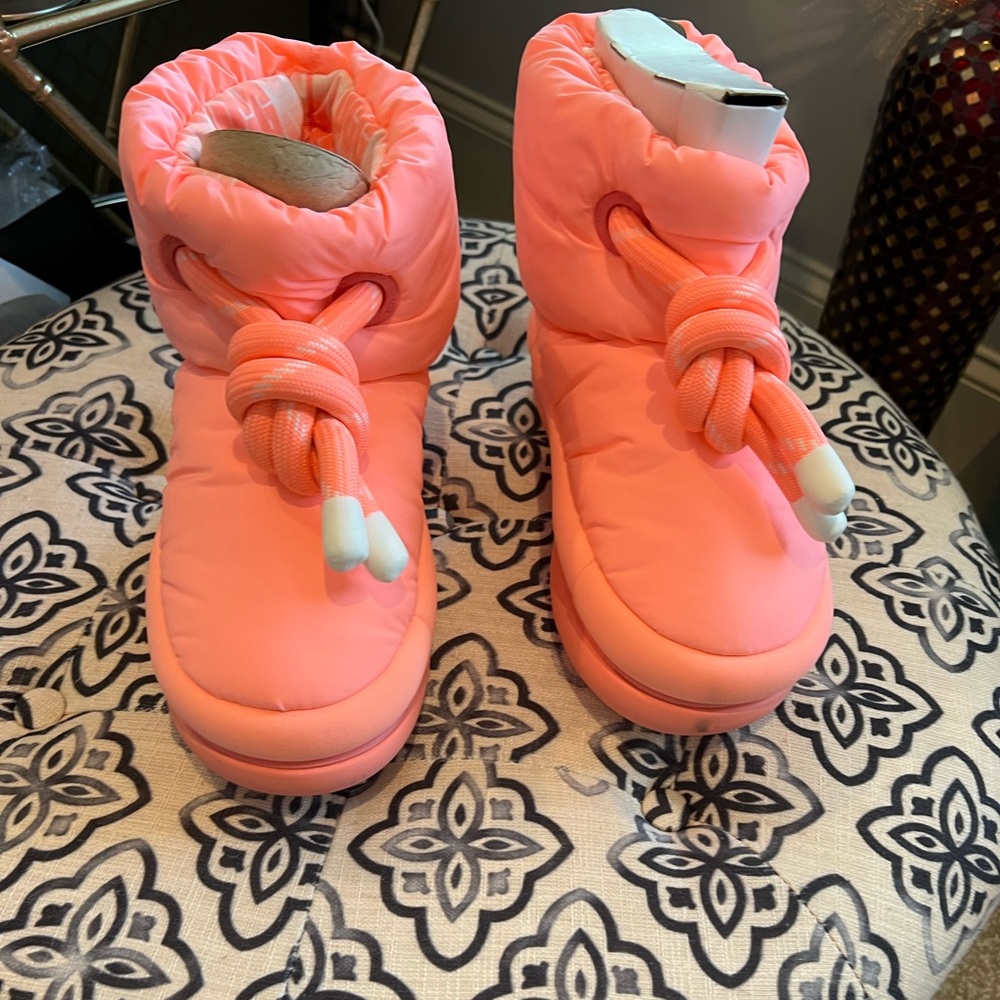 Ugg Puffy short booties size 7 size 8